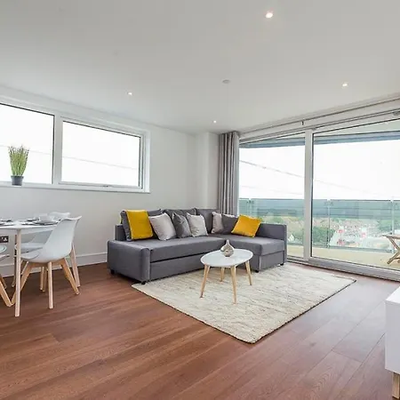 Spacious Flat In London - 5 Mins Walk To Excel